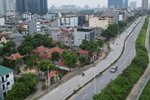 Hanoi Century Old Village Gate Lifted by Hydraulic Jacks - image 1