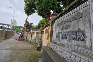 Hanoi Century Old Village Gate Lifted by Hydraulic Jacks - image 6