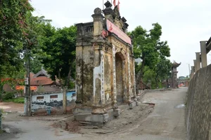 Hanoi Century Old Village Gate Lifted by Hydraulic Jacks - image 5