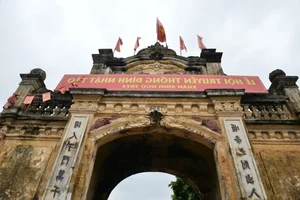 Hanoi Century Old Village Gate Lifted by Hydraulic Jacks - image 3