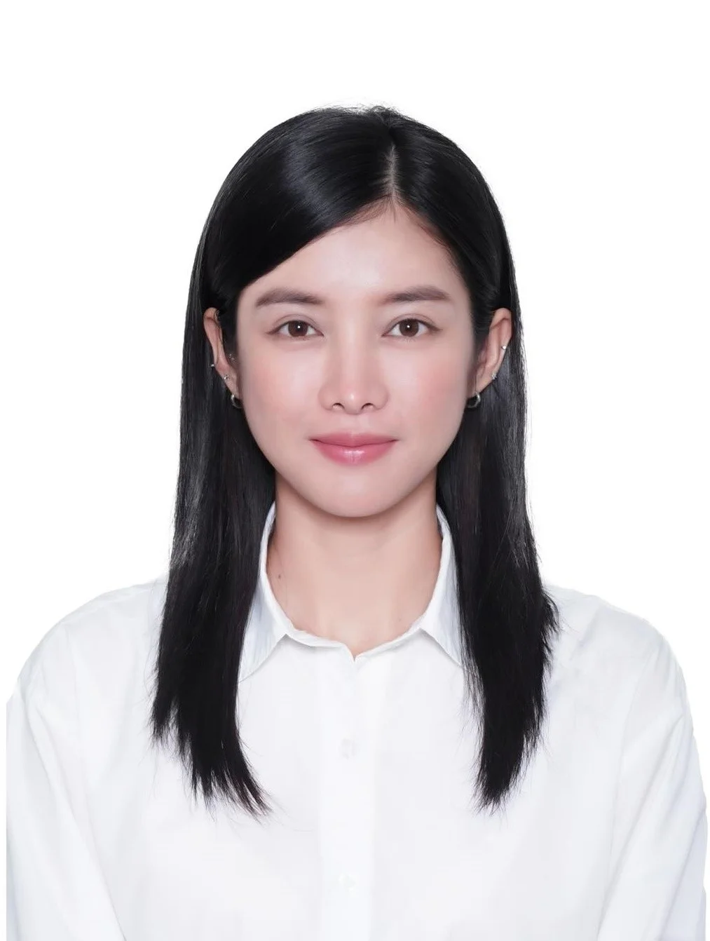 Sophisticated Elegance: Model Trinh My Duyen Showcases Radiant Beauty and High-Fashion Style in Stunning New Portrait Series