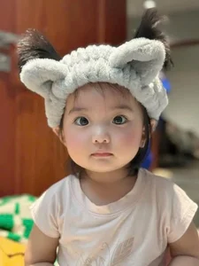 Khanh Thi and Phan Hien's Daughter Looks Adorable in Vietnam's National Flag Shirt - image 3