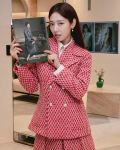 Chic Outerwear Inspiration: Park Shin Hye’s Stunning Jacket Collection for Women Over 30 - image 9