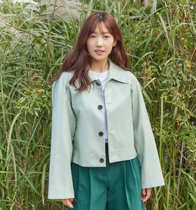 Chic Outerwear Inspiration: Park Shin Hye’s Stunning Jacket Collection for Women Over 30 - image 5