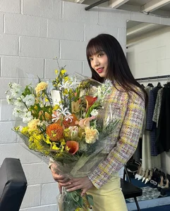 Chic Outerwear Inspiration: Park Shin Hye’s Stunning Jacket Collection for Women Over 30 - image 6