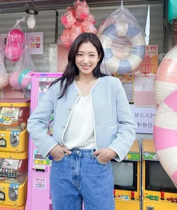 Chic Outerwear Inspiration: Park Shin Hye’s Stunning Jacket Collection for Women Over 30 - image 7