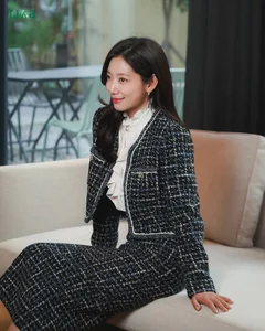 Chic Outerwear Inspiration: Park Shin Hye’s Stunning Jacket Collection for Women Over 30 - image 2