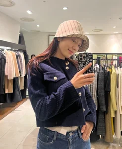 Chic Outerwear Inspiration: Park Shin Hye’s Stunning Jacket Collection for Women Over 30 - image 4