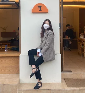 Chic Outerwear Inspiration: Park Shin Hye’s Stunning Jacket Collection for Women Over 30 - image 3