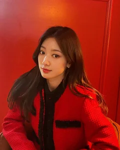 Chic Outerwear Inspiration: Park Shin Hye’s Stunning Jacket Collection for Women Over 30 - image 1