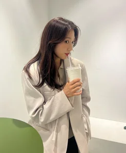 Chic Outerwear Inspiration: Park Shin Hye’s Stunning Jacket Collection for Women Over 30 - image 8