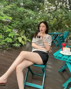 Laos' Top Influencer Turns Heads with Stunning Street Style Photos in Hanoi - image 0