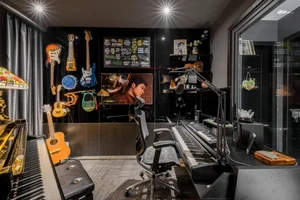 Inside the Luxury Black-Tone Apartments of Vietnamese Stars: Hoàng Thùy Linh's Massive Home - image 3
