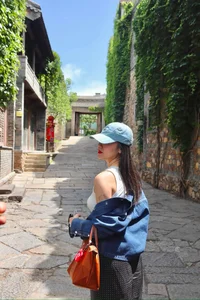 Vietnamese Celeb News: Phuong My Chi’s Dating Rumors and Quoc Truong’s Family Moments - image 51