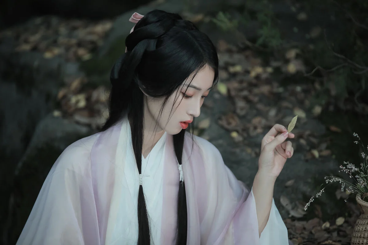 Artistic Elegance: YiTuYu Art Language Vol.7575 Featuring Tang Tang