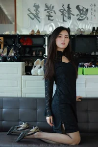 IESS Xiao Bao Half-Tube Black Silk Fashion Photography Gallery - image 3