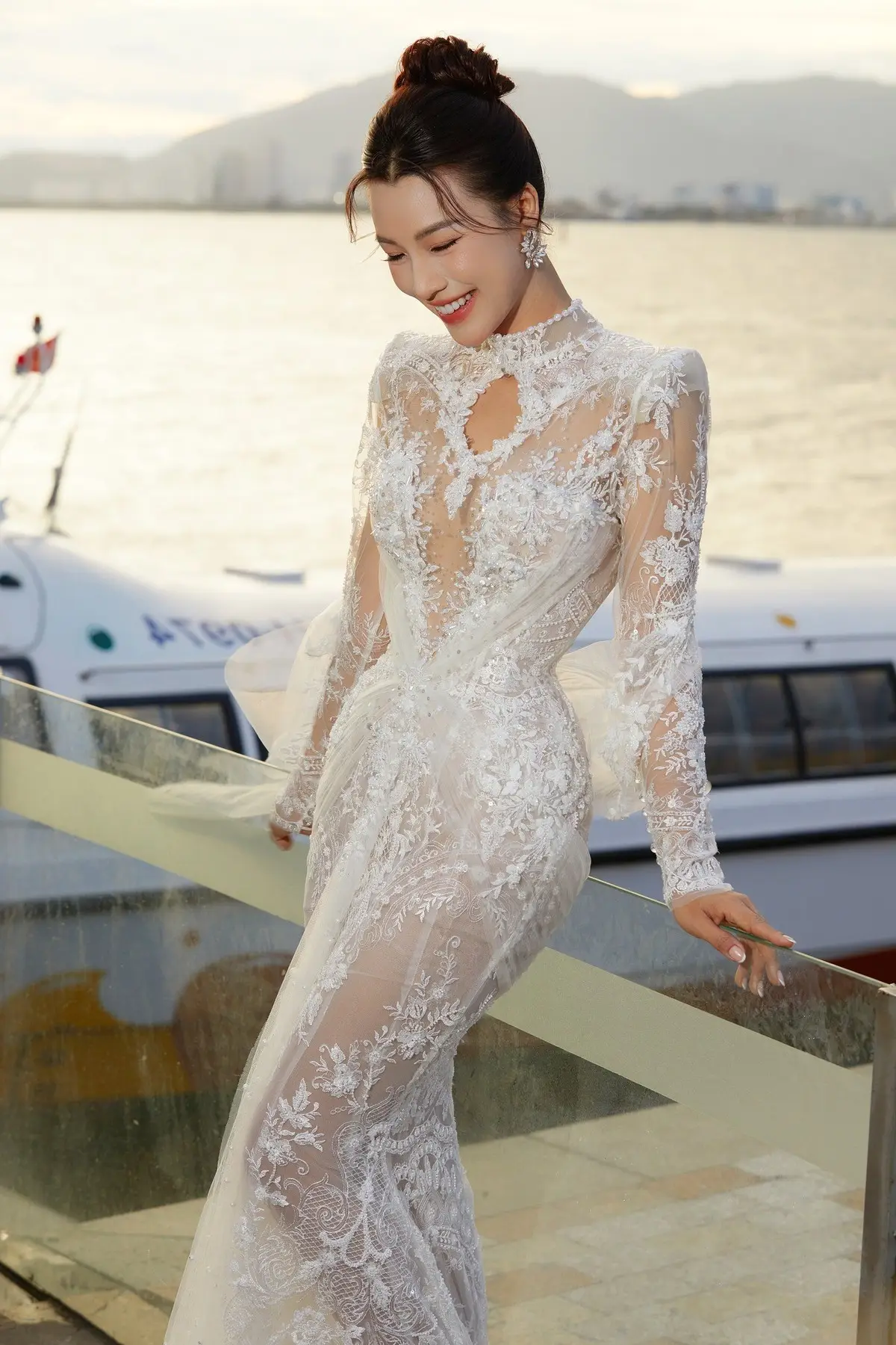 MC Hoang Oanh's Stunning Post-Divorce Beauty Transformation: Peaceful Moments with Her Son