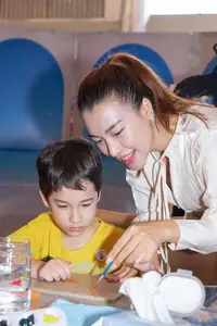 MC Hoang Oanh's Stunning Post-Divorce Beauty Transformation: Peaceful Moments with Her Son - image 1