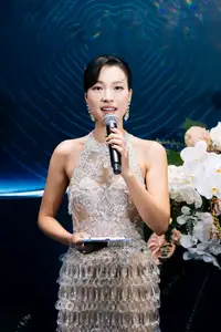 MC Hoang Oanh's Stunning Post-Divorce Beauty Transformation: Peaceful Moments with Her Son - image 4