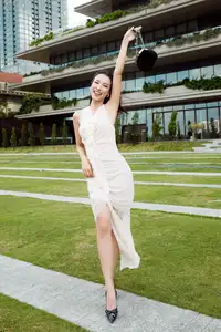MC Hoang Oanh's Stunning Post-Divorce Beauty Transformation: Peaceful Moments with Her Son - image 11