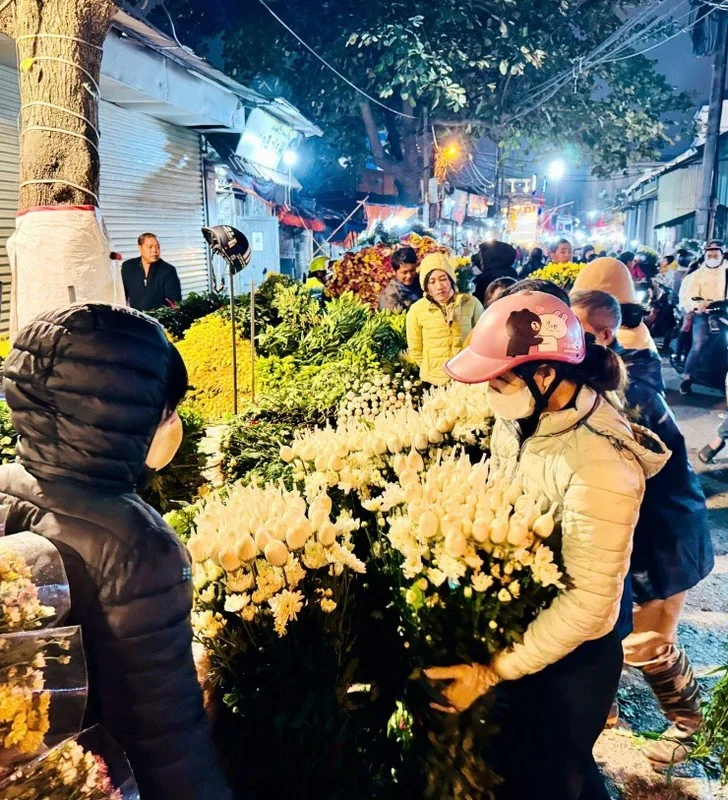 Inside Hanoi's Largest Flower Market Bustling Ahead of Lunar New Year