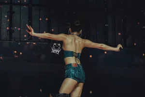 The Greek Goddess Aesthetic: Showbiz Icons with Sculpted Bodies and Toned Abs - image 9