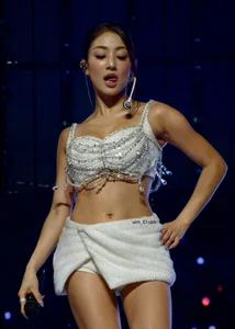 The Greek Goddess Aesthetic: Showbiz Icons with Sculpted Bodies and Toned Abs - image 4