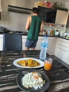 What Makes a Man Most Attractive? Women Share Heartwarming Photos of Husbands Redefining Modern Romance - image 7