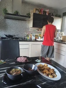 What Makes a Man Most Attractive? Women Share Heartwarming Photos of Husbands Redefining Modern Romance - image 6