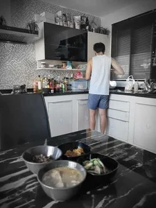 What Makes a Man Most Attractive? Women Share Heartwarming Photos of Husbands Redefining Modern Romance - image 4