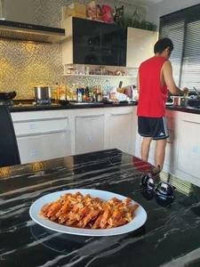 What Makes a Man Most Attractive? Women Share Heartwarming Photos of Husbands Redefining Modern Romance - image 0