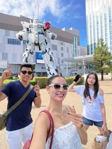 Vietnamese Star Updates: Lan Phuong's Health Concerns and Hoai Linh's Humble Ride - image 47