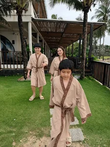 Vietnamese Star Updates: Lan Phuong's Health Concerns and Hoai Linh's Humble Ride - image 28