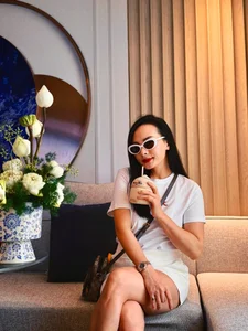 Vietnamese Star Updates: Lan Phuong's Health Concerns and Hoai Linh's Humble Ride - image 32