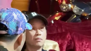 Vietnamese Star Updates: Lan Phuong's Health Concerns and Hoai Linh's Humble Ride - image 17