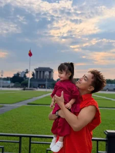 Vietnamese Star Updates: Lan Phuong's Health Concerns and Hoai Linh's Humble Ride - image 53