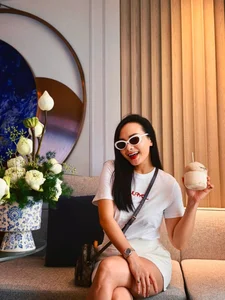 Vietnamese Star Updates: Lan Phuong's Health Concerns and Hoai Linh's Humble Ride - image 30