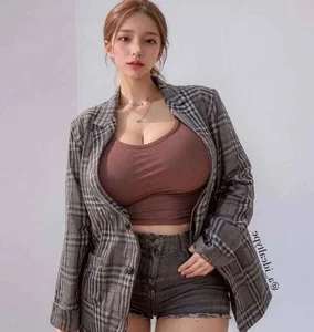 Gorgeous Korean Model Turns Heads Online with Her Stunning Voluptuous Figure - image 5