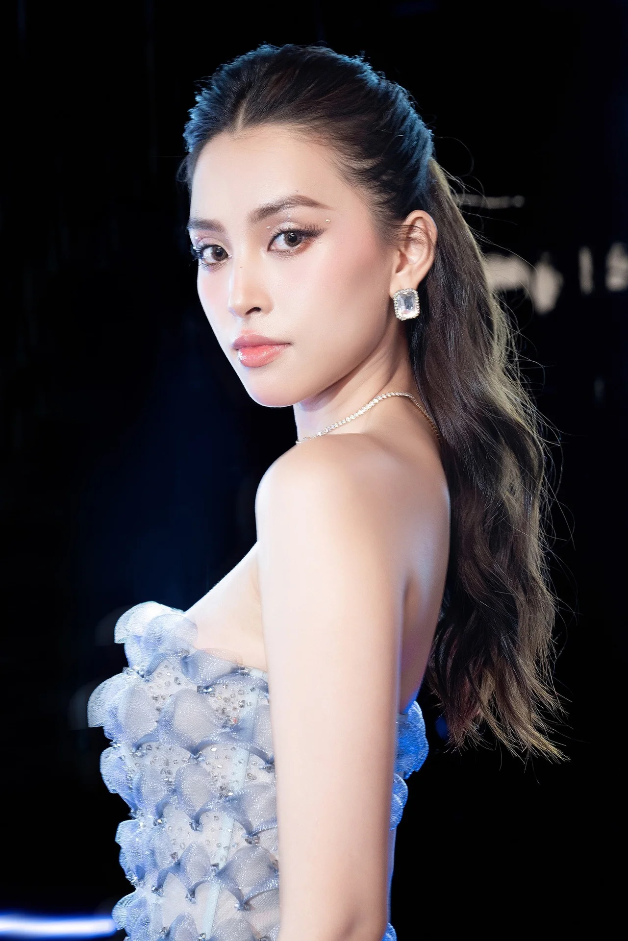 Miss Vietnam Tieu Vy Sparks Debate with Makeup-Free ID Photo