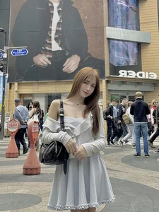 Chi Pu Stuns in Tight Red Dress While Hoa Minzy Enjoys a Korean Getaway - image 2