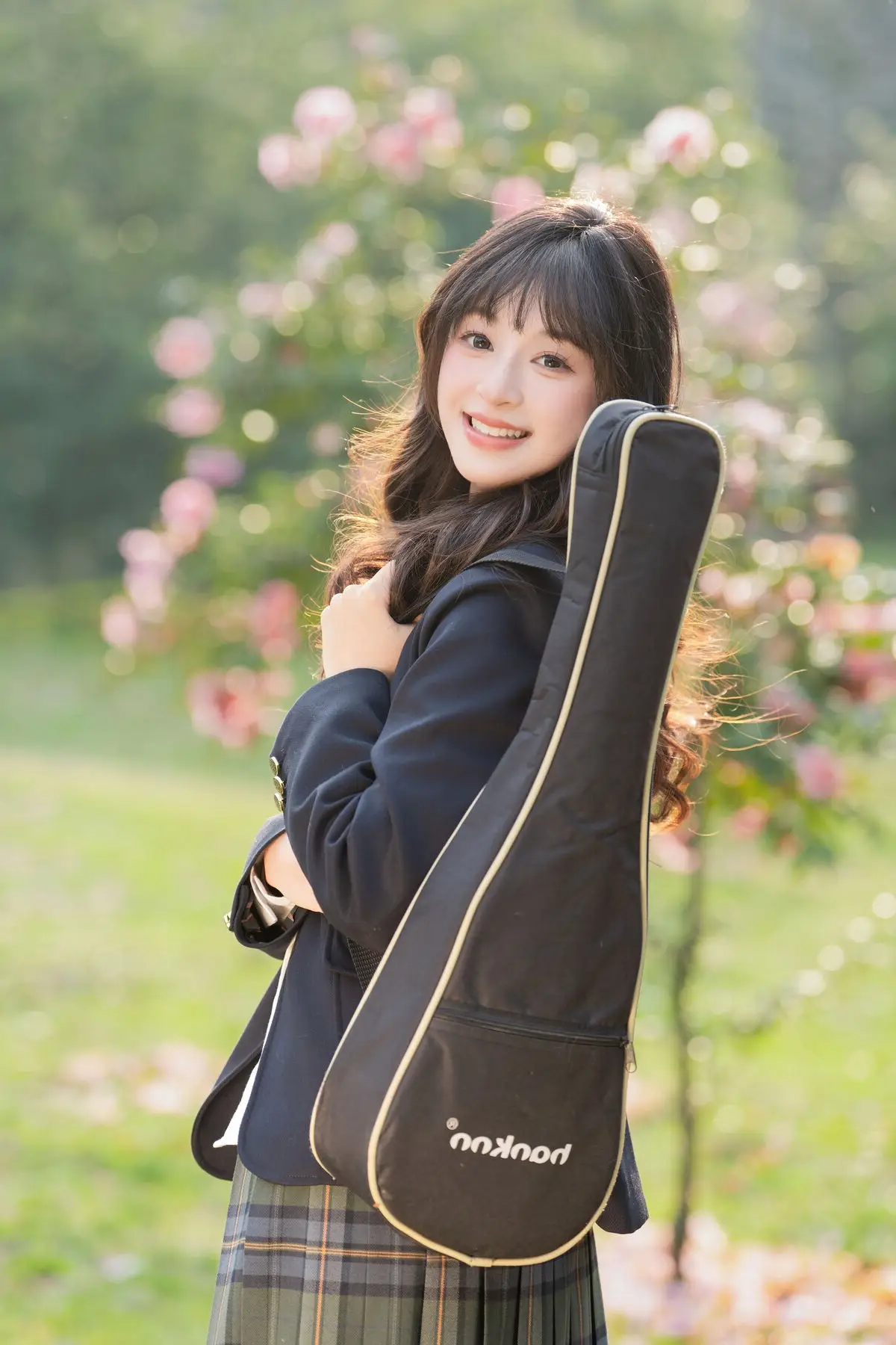 YiTuYu Vol.8694: Xia Yu Xiao Nian's Radiant Smile with Ukulele Amidst Spring Blossoms