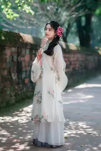 Discover the ethereal beauty of a Vietnamese girl exuding classic charm and gentle grace captivating every gaze - image 7