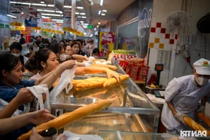 Massive Crowds Stockpile Supplies as Typhoon Yagi Approaches Northern Vietnam - image 14