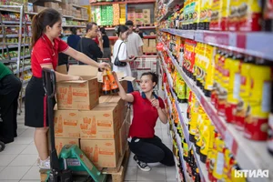 Massive Crowds Stockpile Supplies as Typhoon Yagi Approaches Northern Vietnam - image 10