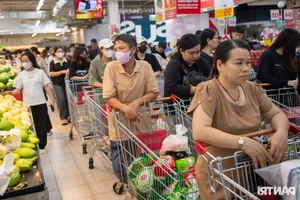Massive Crowds Stockpile Supplies as Typhoon Yagi Approaches Northern Vietnam - image 0