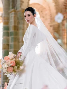 The Story Behind Ming Xi's Stunning 10-Carat Jadeite Wedding Necklace - image 2