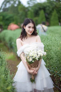 Dreamy Muse Aesthetic: Gentle and Charming Portrait Photography - image 7
