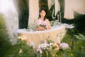 Ethereal Garden Muse: The Timeless Beauty of Qian Yao Zi - image 0