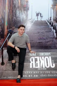 Vietnamese Celebrities Gather for Premiere of Lady Gaga's New Movie - image 5