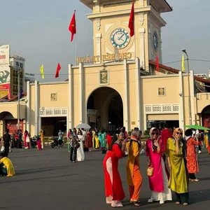 Traditional Ao Dai Tet Photoshoots Face Crowds in Hanoi and Saigon - image 4
